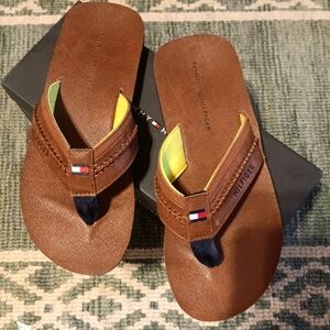 Tommy Hilfiger Brown Leather-Look woman’s Flip Flop Sandals with Yellow Accents